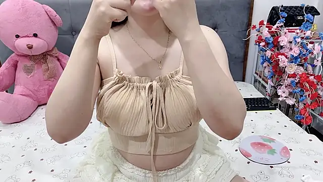 Snapshot of Funikio chatting on June 6, 1:22 am Funikio online show from June 6, 1:22 am