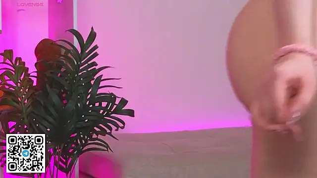 Snapshot of oliviabr0wn0 chatting on February 15, 7:51 am oliviabr0wn0 online show from February 15, 7:51 am