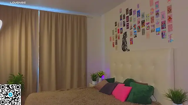 oliviabr0wn0 online show from October 18, 2:13 am