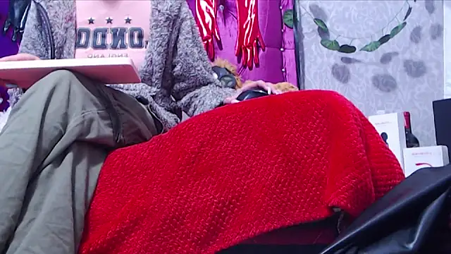 Snapshot of AyshaScott chatting on December 18, 1:15 pm AyshaScott online show from December 18, 1:15 pm