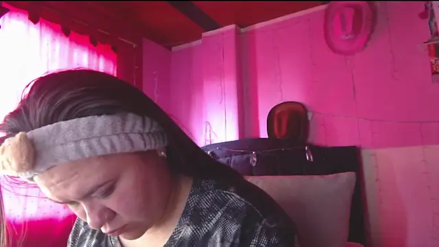 NikkiRous  online show from April 13, 1:37 pm