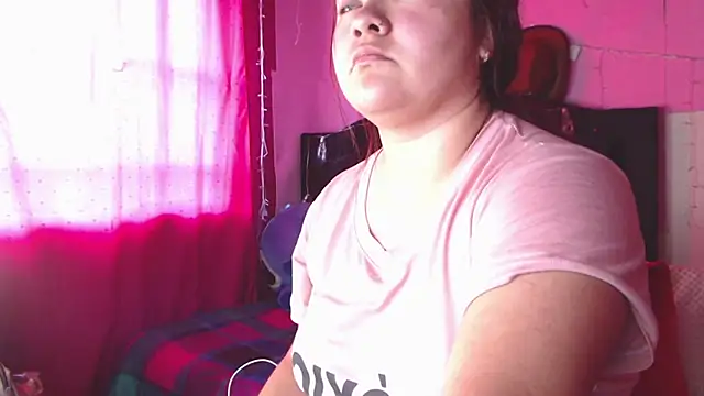 NikkiRous  online show from April 18, 1:02 pm