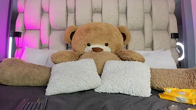  LauraTaylor  online show from October 3, 7:59 pm