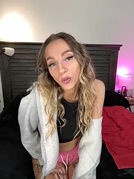 Snapshot of BrattyBae_xo chatting on January 7, 9:03 pm BrattyBae xo online show from January 7, 9:03 pm