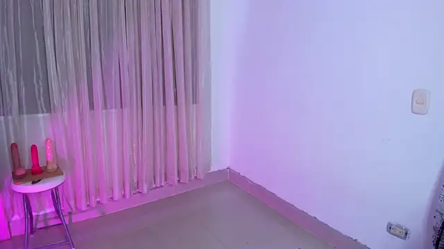 Snapshot of vale_kross chatting on March 2, 1:18 pm vale kross online show from March 2, 1:18 pm