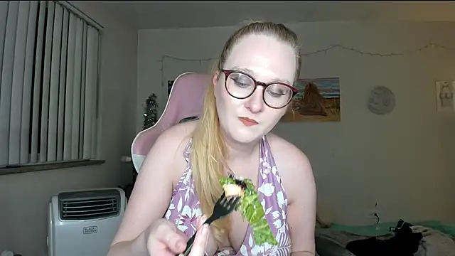 Snapshot of AudreyMadisonX chatting on February 15, 6:55 am AudreyMadisonX online show from February 15, 6:55 am