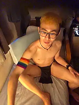 Snapshot of Moby_Yik chatting on April 20, 11:39 pm Moby Yik online show from April 20, 11:39 pm