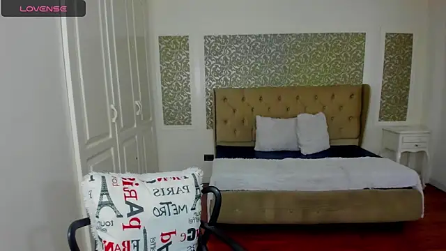 KimWessel  online show from April 13, 5:39 pm