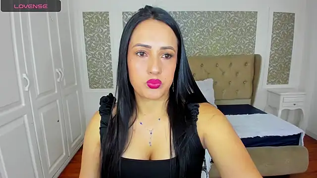 KimWessel  online show from April 11, 7:50 pm