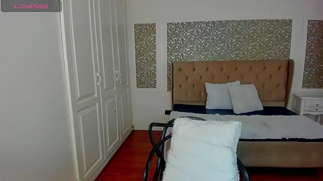 KimWessel  online show from November 24, 7:36 pm