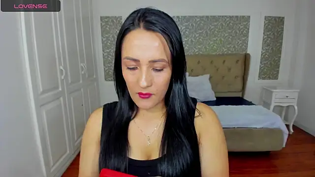 KimWessel  online show from March 31, 8:44 pm