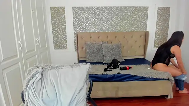 KimWessel  online show from October 27, 7:48 pm