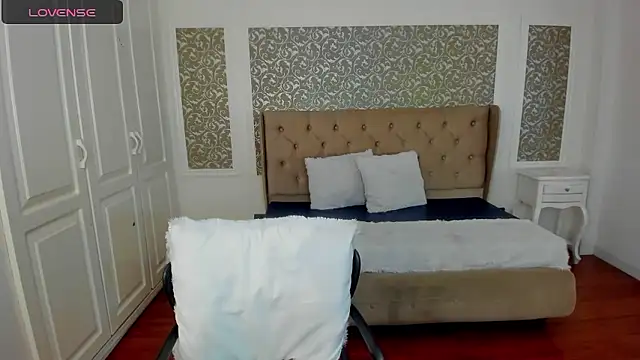 KimWessel  online show from January 14, 7:39 pm