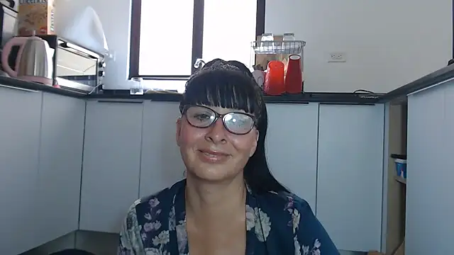 Snapshot of HellenLatin chatting on June 18, 4:01 pm HellenLatin online show from June 18, 4:01 pm