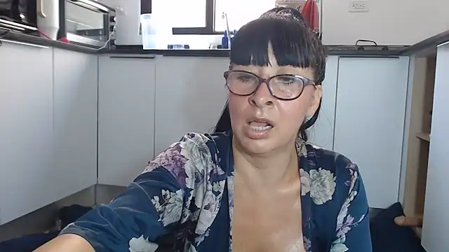 Snapshot of HellenLatin chatting on June 7, 4:01 pm HellenLatin online show from June 7, 4:01 pm