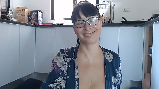 Snapshot of HellenLatin chatting on June 24, 2:37 pm HellenLatin online show from June 24, 2:37 pm