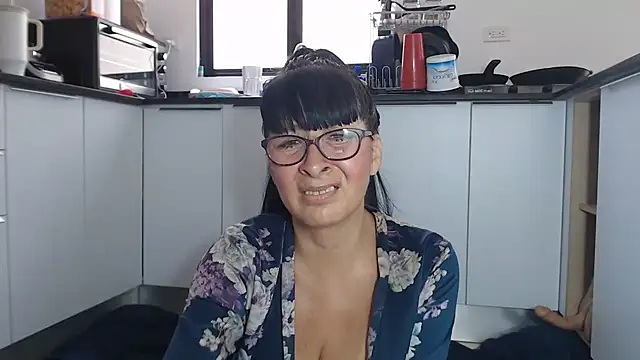 Snapshot of HellenLatin chatting on June 4, 5:06 pm HellenLatin online show from June 4, 5:06 pm