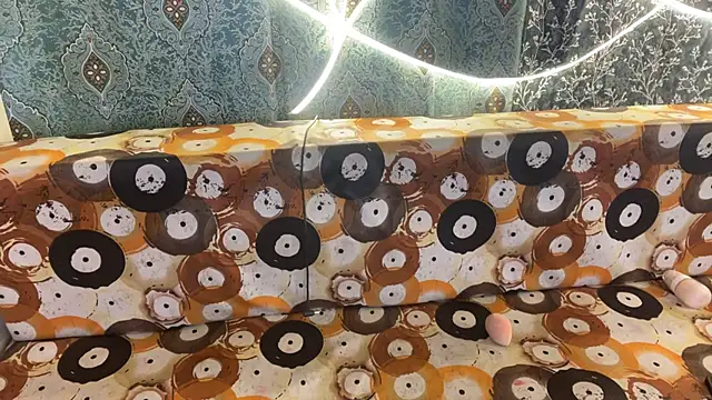 shuhana  online show from November 15, 1:42 am