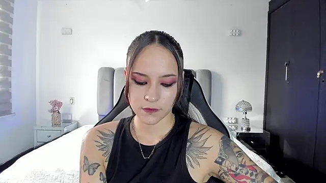 AnnyThompson  online show from March 10, 9:30 pm