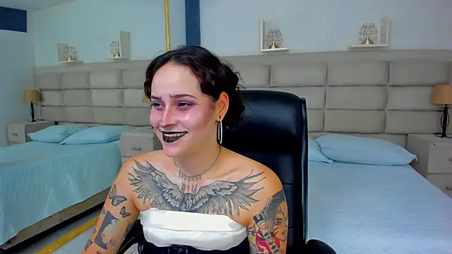 AnnyThompson  online show from October 31, 10:16 pm