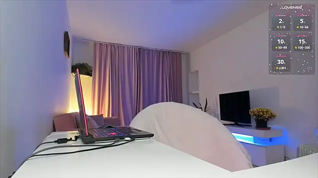xqueenyasmine online show from December 8, 4:11 am
