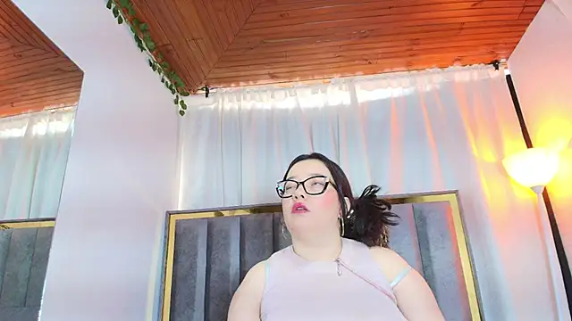 Zoe Curvy online show from February 5, 12:45 pm