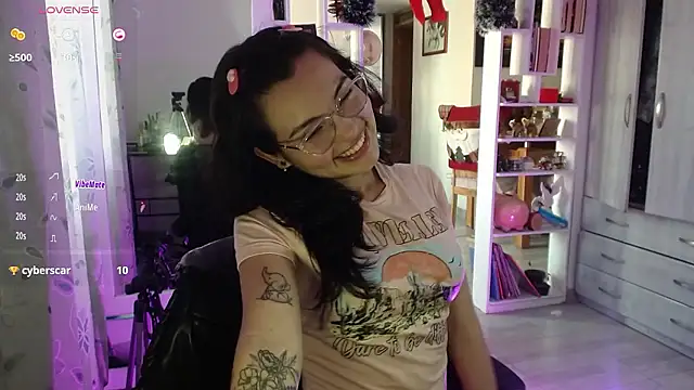 lauvelez   online show from January 7, 8:14 pm