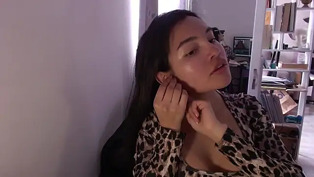 lauvelez   online show from November 10, 2:11 pm