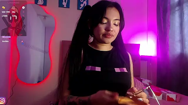 lauvelez   online show from June 10, 3:02 pm