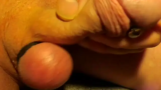 Snapshot of TheHardone_29 chatting on December 18, 4:06 am TheHardone 29 online show from December 18, 4:06 am