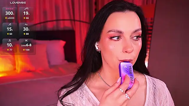 Snapshot of LunaNight chatting on February 21, 8:33 pm LunaNight online show from February 21, 8:33 pm