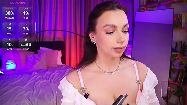 Snapshot of LunaNight chatting on December 21, 8:31 pm LunaNight online show from December 21, 8:31 pm