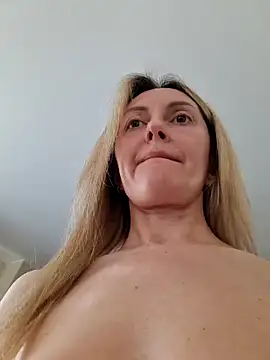 Miss    Mia  online show from March 15, 10:00 am