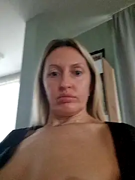 Miss    Mia  online show from November 29, 8:25 am