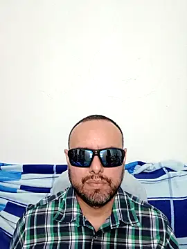 Snapshot of ElSunEagle chatting on May 31, 2:28 am ElSunEagle online show from May 31, 2:28 am