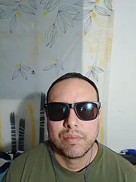 Snapshot of ElSunEagle chatting on July 6, 1:12 am ElSunEagle online show from July 6, 1:12 am