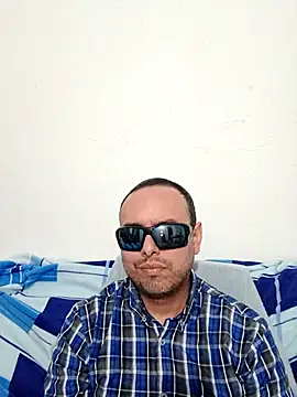 Snapshot of ElSunEagle chatting on June 17, 2:33 am ElSunEagle online show from June 17, 2:33 am
