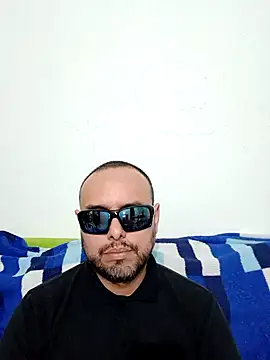 Snapshot of ElSunEagle chatting on May 28, 2:41 am ElSunEagle online show from May 28, 2:41 am