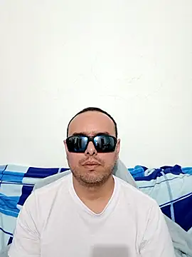 Snapshot of ElSunEagle chatting on June 15, 2:34 am ElSunEagle online show from June 15, 2:34 am
