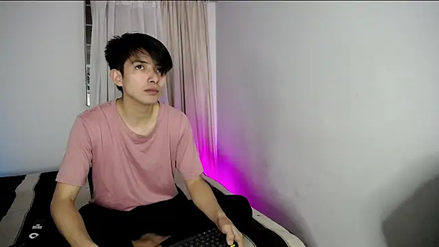 Pinkandyellowpokemon online show from February 24, 11:19 pm