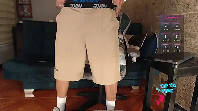 Snapshot of rogert_xx chatting on October 15, 1:04 am rogert xx online show from October 15, 1:04 am