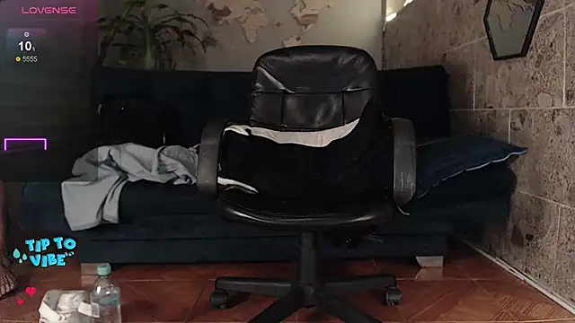 Snapshot of rogert_xx chatting on February 8, 4:25 am rogert xx online show from February 8, 4:25 am