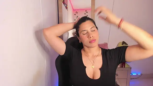 Snapshot of hellensexy chatting on March 17, 12:32 am hellensexy online show from March 17, 12:32 am