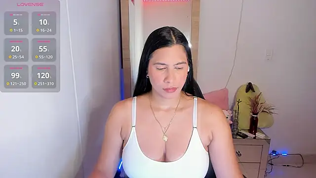 Snapshot of hellensexy chatting on May 22, 9:35 pm hellensexy online show from May 22, 9:35 pm