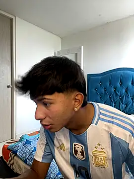 Snapshot of Leonarrrd_01 chatting on October 2, 8:12 pm Leonarrrd 01 online show from October 2, 8:12 pm