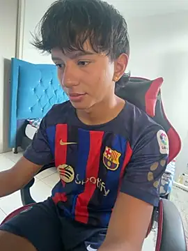 Snapshot of Leonarrrd_01 chatting on December 4, 4:06 pm Leonarrrd 01 online show from December 4, 4:06 pm