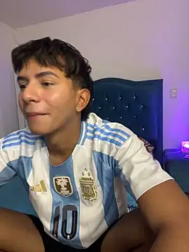 Snapshot of Leonarrrd_01 chatting on October 16, 1:36 am Leonarrrd 01 online show from October 16, 1:36 am