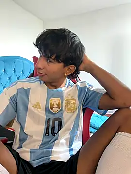 Snapshot of Leonarrrd_01 chatting on December 2, 8:32 pm Leonarrrd 01 online show from December 2, 8:32 pm