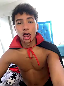 Snapshot of Leonarrrd_01 chatting on October 31, 4:36 pm Leonarrrd 01 online show from October 31, 4:36 pm