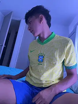 Snapshot of Leonarrrd_01 chatting on March 16, 1:17 am Leonarrrd 01 online show from March 16, 1:17 am